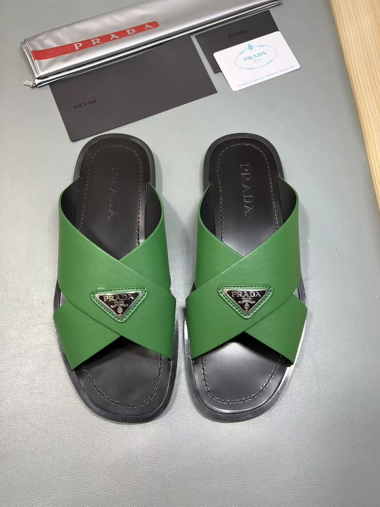 340💰PRADA Prada’s latest slippers are synchronized with the official website. This slipper is made of the brand’s unique and iconic Saffiano leather. The brand logo jumps out from the double straps, and the brand style is clearly visible. Cowhide gives men elegant charm and functional design, making it an ideal choice for vacation and leisure. Size:38-45